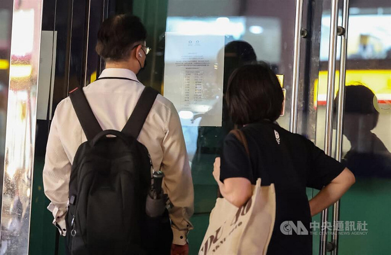 圖為全真瑜珈健身古亭館貼出公告。（中央社檔案照片）   