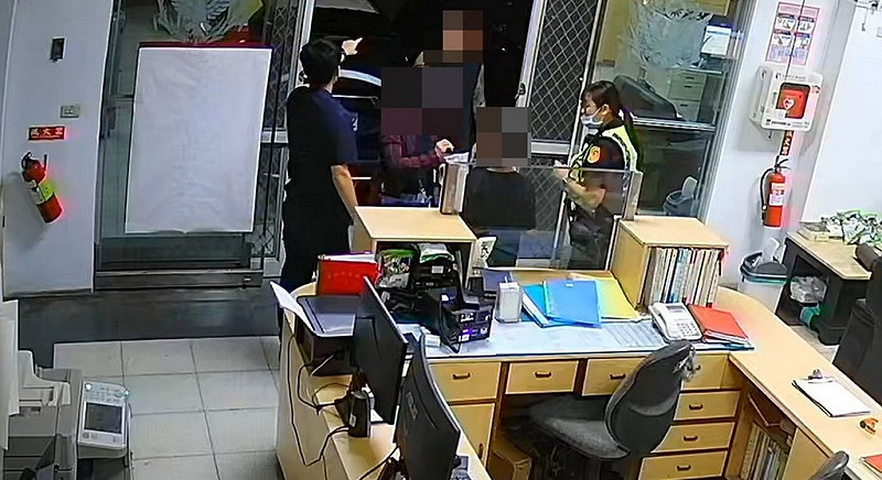 高雄市一名11歲男童日前弄丟學校作業被母親責罵，負氣搭火車要到嘉義的外婆家，但在水上車站下車後迷路，徘徊於超商前，店員察覺有異報警處理，警方聯繫家屬帶回。（警方提供）中央社記者蔡智明傳真　114年10月15日   