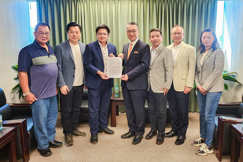 民進黨宜蘭縣黨部主委邱嘉進、宜蘭縣議員陳文昌、謝燦輝、林佩螢、立委陳俊宇、宜蘭市前市長江聰淵等人,前往黨中央拜會徐國勇,建請儘速徵召林國漳參選宜蘭縣長。 圖:民進黨提供 民進黨宜蘭縣黨部主委邱嘉進、宜蘭縣議員陳文昌、謝燦輝、林佩螢、立委陳俊宇、宜蘭市前市長江聰淵等人,前往黨中央拜會徐國勇,建請儘速徵召林國漳參選宜蘭縣長。 圖:民進黨提供