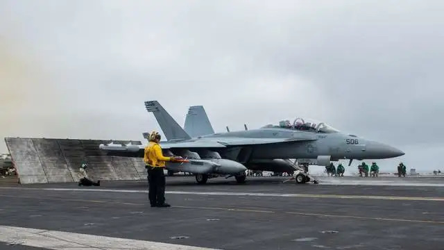 準備蒸汽彈射器起飛的F/A-18E/F戰鬥機。 圖:翻攝自 騰訊新聞@海事先鋒 準備蒸汽彈射器起飛的F/A-18E/F戰鬥機。 圖:翻攝自 騰訊新聞@海事先鋒