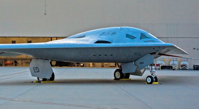 美國總統川普宣稱，美國空軍已額外訂購 28 架 B-2 隱身轟炸機，並公開誇讚該款轟炸機在打擊伊朗核設施時的精采表現。圖為美軍 B-21 「突襲者」戰略轟炸機。   圖：翻攝自 @Aurora107E X 帳號