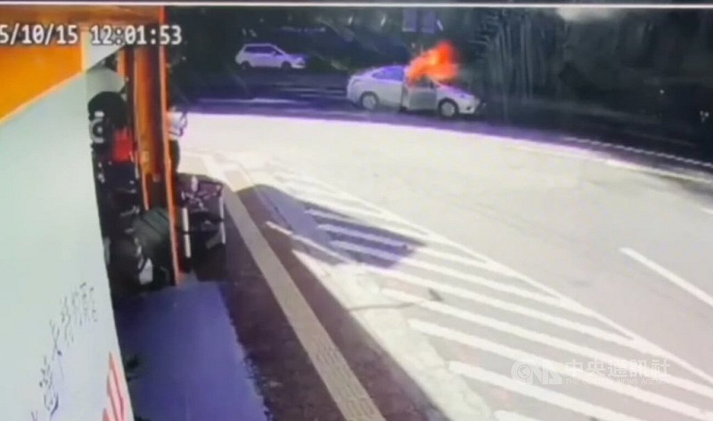 新北市中和區15日中午發生汽車與機車行車糾紛，騎士往汽車內丟擲蝴蝶炮後逃逸，汽車隨後起火燃燒，所幸駕駛自行脫困、無大礙。（翻攝畫面）中央社記者曹亞沿傳真 114年10月15日   