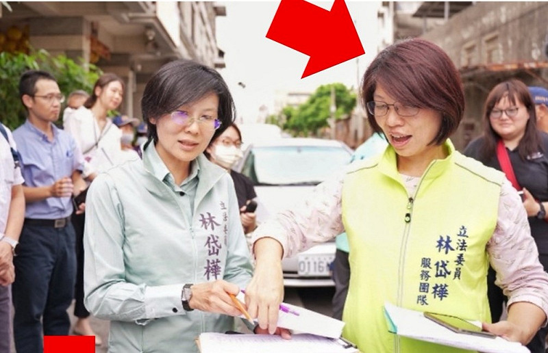  林岱樺秀出林岱縝(右)工作證據。 圖：林岱樺服務處/提供 