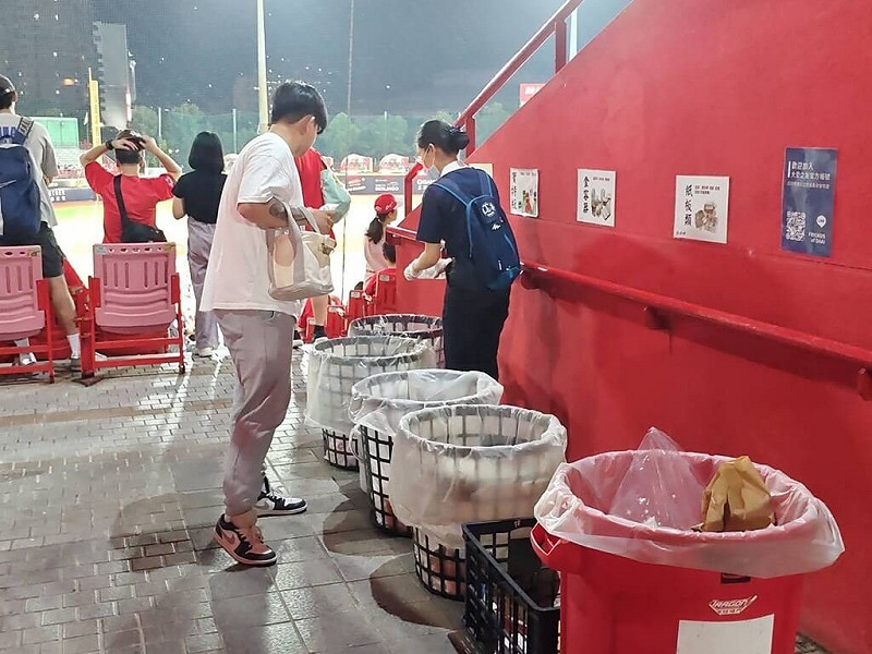 中華職棒味全龍球團創職棒先例，在主場天母棒球場設置環保教育站，每年例行賽垃圾分類逾60公噸，可回收資源比例達6成，每年減碳達74.16噸，持續朝打造「綠色球場」邁進。（味全龍隊提供）中央社記者楊啟芳傳真　114年10月15日   