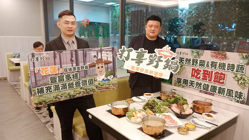 李奇霖(右)親自規畫打造全新健康餐飲品牌,在三家門市推出「打享野鍋」。 圖:孫家銘拍攝