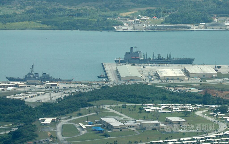 圖為2020年7月美軍艦艇停靠關島阿普拉港。（中央社檔案照片）   圖：中央社提供