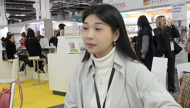 出版業工作者鄭莛赴德參加法蘭克福書展，入關時因機器認為本人與護照照片不像，遭邊境警察帶入小房間，並誣指其為中國通緝犯，歷經4小時盤查後獲釋。中央社記者林尚縈法蘭克福攝　114年10月16日   圖：中央社提供