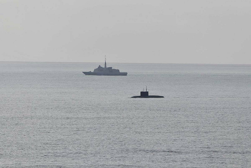 俄羅斯海軍一艘基洛級柴電潛艇B-261「新羅西斯克號」因故障被迫浮出水面。   圖：翻攝自Ｘ／@rainbow78521