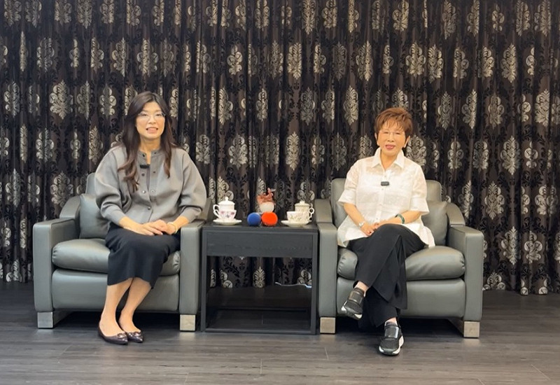 國民黨主席候選人鄭麗文拜會國民黨前主席洪秀柱。   圖：擷取自鄭麗文臉書