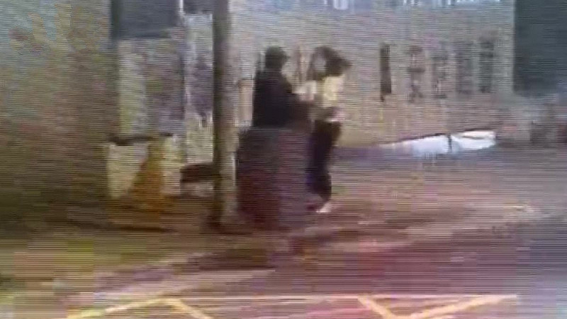 台北市1名街友意圖性侵落單女子，所幸有路過機車騎士阻止。   圖：翻攝畫面