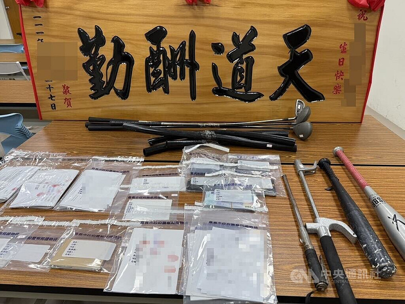 太陽聯盟成員江姓男子民國113年間，被刑事局查獲經營博弈機房，警方查扣手機數位鑑識時，發現江男還涉成立暴力討債集團，經警方循線前往查獲棍棒、帳冊等證物。（翻攝照片）中央社記者蘇木春傳真　114年10月16日   
