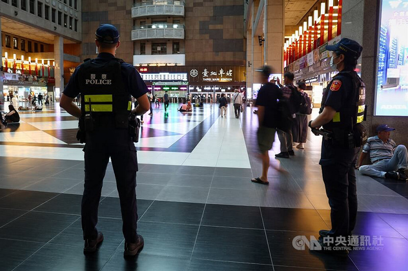 圖為2名員警在北車大廳加強巡邏。（中央社檔案照片）   