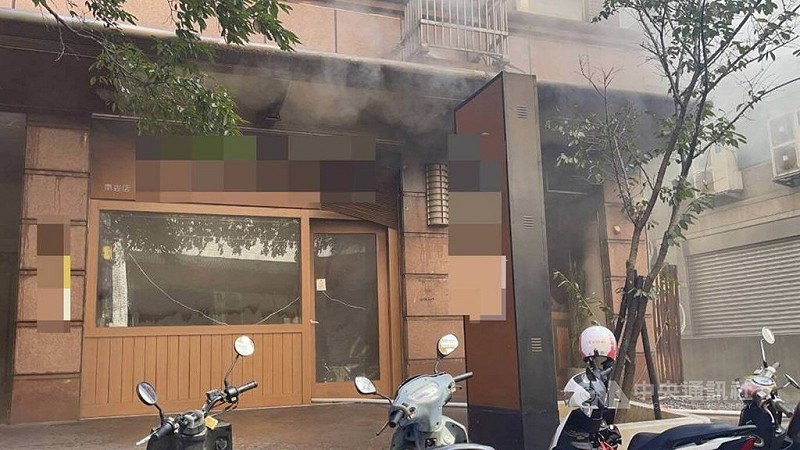 桃園市蘆竹區一間早午餐店16日上午發生氣爆，疑似是瓦斯管線作業不慎導致，造成69歲呂姓瓦斯行人員受傷、送醫治療。（翻攝照片）中央社記者葉臻傳真 114年10月16日   