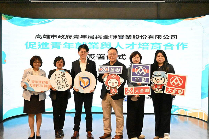 林楷軒(左三)與邱立宗(右三)交流青年實習與人才培育經驗,促進產官合作新契機。 圖:高雄市青年局/提供