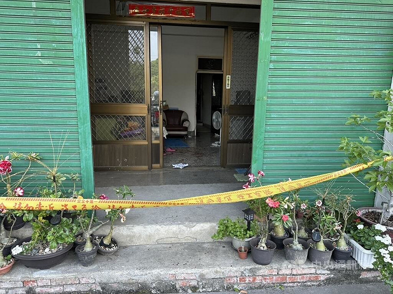 台中林姓男子疑因不滿鄰居陳女家中電視太吵,16日下午持水果刀前往對方住處理論發生口角,附近修車廠施姓人員前往勸架,林男持刀砍傷兩人,警方封鎖現場調查。(翻攝照片)中央社記者蘇木春傳真 114年10月16日
