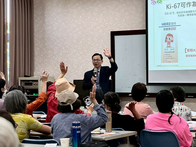 癌症希望基金會舉辦乳癌學習營，台中慈濟乳房醫學中心主任林金瑤介紹乳癌治療新趨勢。（癌症希望基金會提供）   圖：癌症希望基金會/提供
