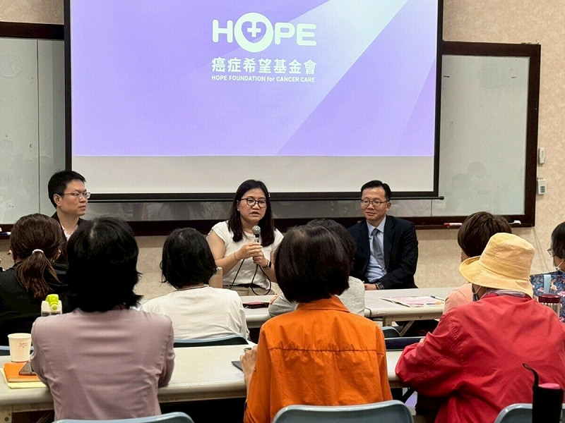 中國附醫乳房外科主治醫師廖庭儀(中)說明乳癌治療新趨勢。 圖:癌症希望基金會/提供