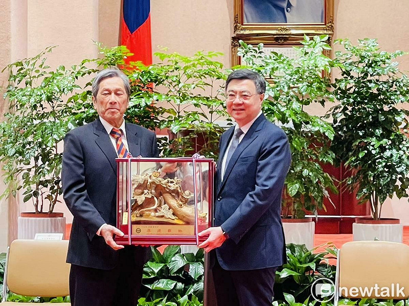 行政院長卓榮泰今(16)天下午在行政院大禮堂接見「中華民國工業區廠商聯合總會」許正雲理事長一行。 圖:謝莉慧/攝