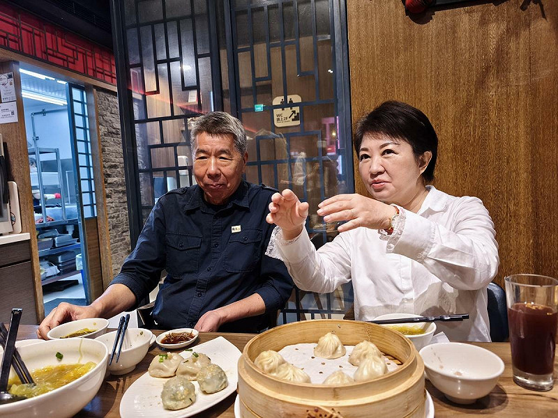 盧秀燕與張亞中一同吃小籠包。圖：民眾提供