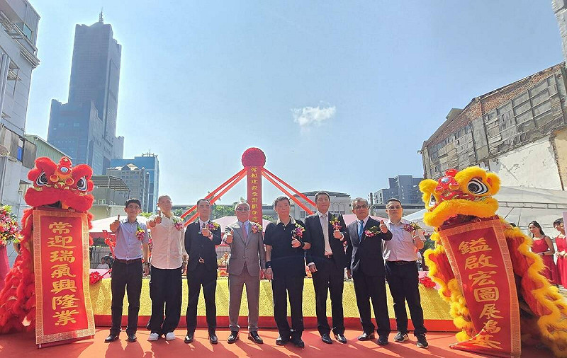 原東聯合建築師事務所建築師李東樵、湟泰建設總經理蘇昱鵬、常鎰建設總經理陳祖緯 、益發集團董事長陳承霖、浤圃機構董事長蘇宏圃、東南水泥副董事長陳冠華、板信銀行陽明分行經理蘇建泰、湟泰建設協理曾華銘。(左至右)   圖：孫家銘攝