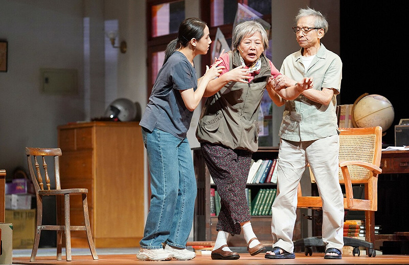 吳念真(右) 與王琄(中)在《八月,在我家》中飾演一對厭世夫妻。 圖:綠光創藝/提供