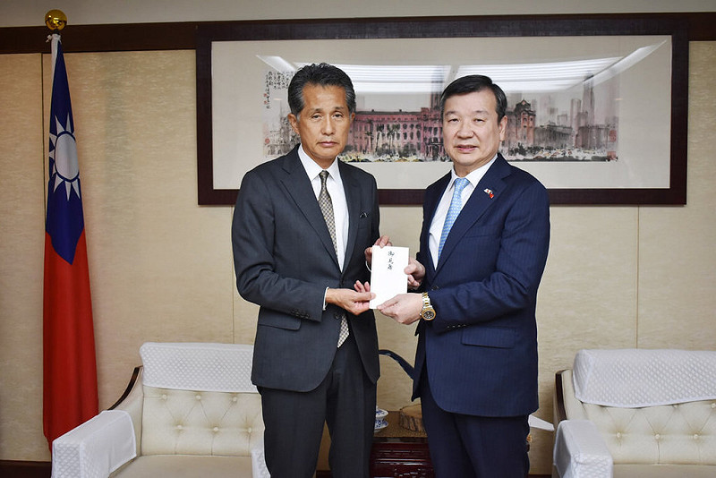 駐日代表李逸洋（右）16日會晤一般財團法人「笠間市立農業公社」代表理事、笠間市長山口伸樹，接受該公社捐贈協助台灣花蓮水災重建的義援金。   圖：駐日代表處提供
