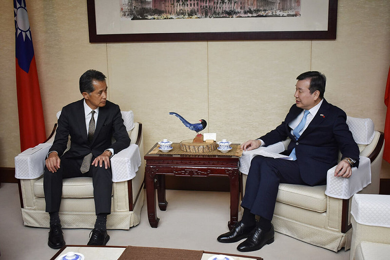 駐日代表李逸洋(右)16日會晤「笠間市立農業公社」代表理事、笠間市長山口伸樹,接受該公社捐贈協助花蓮水災重建的義援金。李逸洋對公社的善舉表達誠摯感謝,並說對花蓮災區民眾而言,是莫大鼓舞。 圖:駐日代表處提供