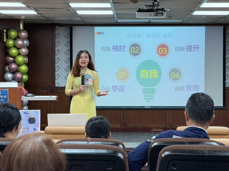 來自越南的新住民、多元文化講師黃越紅，分享她在台灣積極進修研究所學位並投入推動台越文化交流的故事。   圖：移民署提供