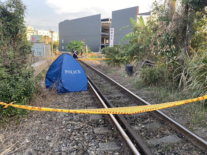 鐵路警察局新竹分駐所17日清晨獲報，指稱有民眾躺臥軌道旁，警消到場確認該民眾已明顯死亡。（民眾提供）中央社記者魯鋼駿傳真  114年10月17日   