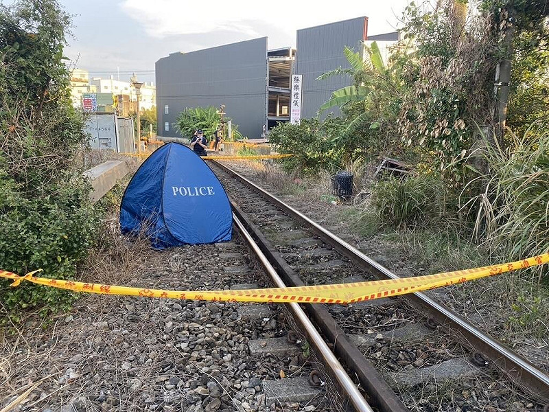 鐵路警察局新竹分駐所17日清晨獲報,指稱有民眾躺臥軌道旁,警消到場確認該民眾已明顯死亡。(民眾提供)中央社記者魯鋼駿傳真 114年10月17日