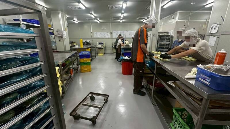 炎亞綸「梨花酥」遭疑期限標示不實，高雄衛生局今(14)日稽查工廠，查出3項缺失並限期改善。   圖：高雄衛生局／提供