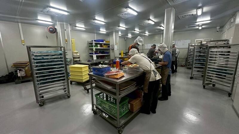 衛生局查梨花酥工廠冰箱髒污、添加物管理不當,業者坦承擺放不合規,限期改善否則罰6萬元起。 圖:高雄衛生局/提供