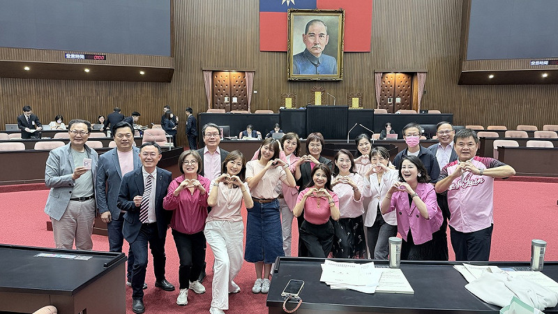 民進黨立委今日紛紛換上「BLACKPINK」專屬粉紅衣著，將立院染粉。   圖：翻攝自民進黨團Threads