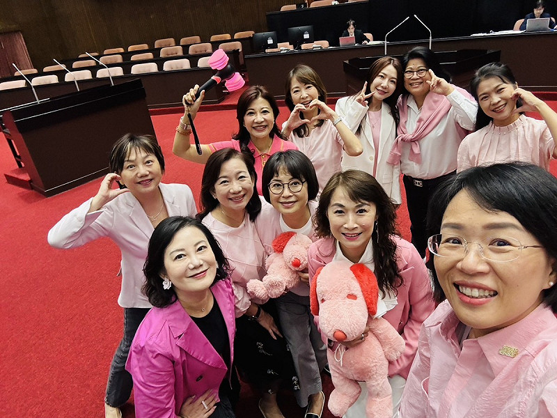 響應「BLACKPINK」專屬粉紅,多名民進黨立委今日都換上了粉色衣著。 圖:翻攝自民進黨團Threads 響應「BLACKPINK」專屬粉紅,多名民進黨立委今日都換上了粉色衣著。 圖:翻攝自民進黨團Threads