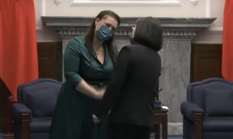 英國國會議員柯恩詩(Alicia Kearns)於2022年率團訪台時,房號及晤談細節疑遭其幕僚凱希(Chris Cash)及其友人貝瑞Chris Berry)外洩。 圖:擷取自總統府 YouTube