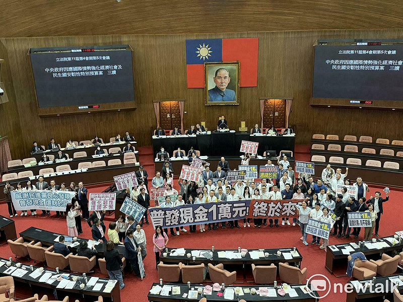攸關普發現金1萬元的韌性特別預算案已經立法院三讀通過，據行政院官員表示，立法院若在今（22）天前將三讀的特別預算案送總統府公告，行政院最快可以在明（23）天的院會後記者會公布可登記入帳的官方網站，並宣布5類管道的啟動時程。（資料照片）   圖：金大鈞/攝