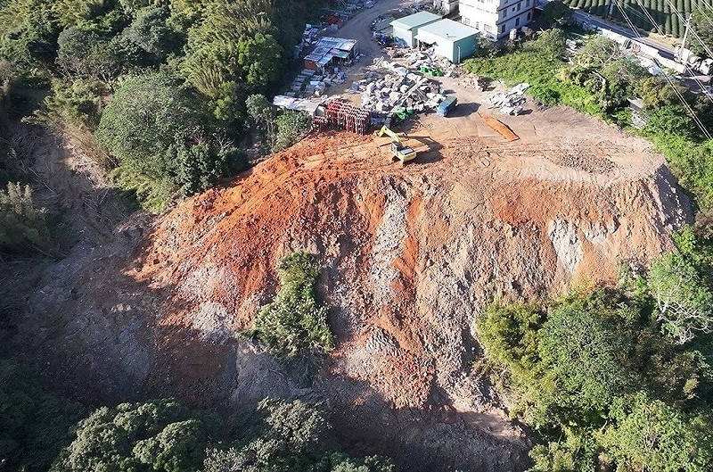 以徐姓男子為首的非法廢土集團在詐騙來的山坡地及農地傾倒營建廢棄物和污泥，污染面積逾1萬平方公尺，桃園地檢署17日起訴並求處重刑。（桃檢提供）中央社記者葉臻傳真　114年10月17日   