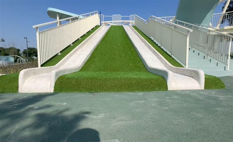 彰化縣八卦山新地標內的溜滑梯速度飛快，目前已造成2人骨折開刀。   圖：翻攝畫面