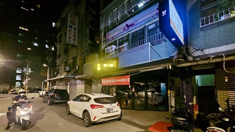 板橋知名咖啡廳爆發停車爭議，楊姓店長持西瓜刀涉嫌恐嚇駕駛。   圖：翻攝畫面