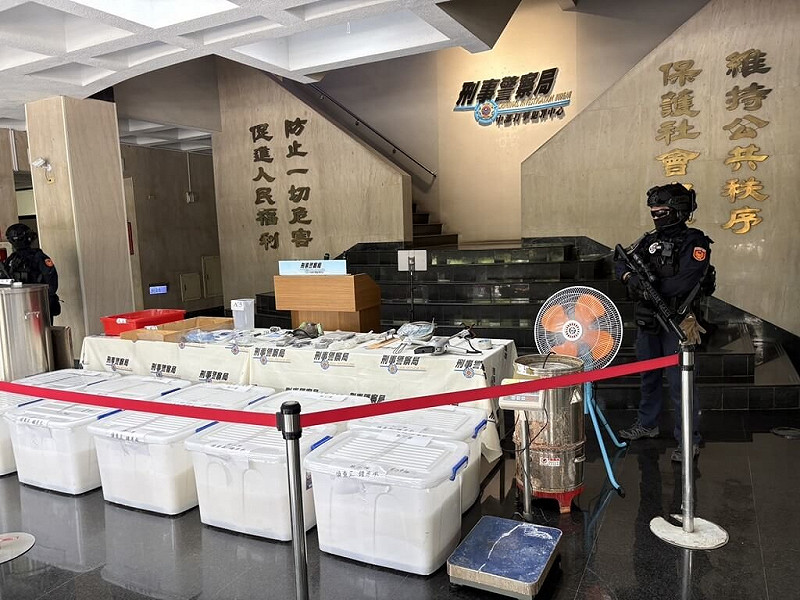 刑事局中部打擊犯罪中心破獲以陳姓男子為首的販毒集團，與4名製毒幫手承租彰化縣線西地區一處鐵皮廠房做為製毒工廠，並查獲成品、半成品的毒品，換算市值約新台幣15億元。（民眾提供）中央社記者趙麗妍傳真　114年10月17日   