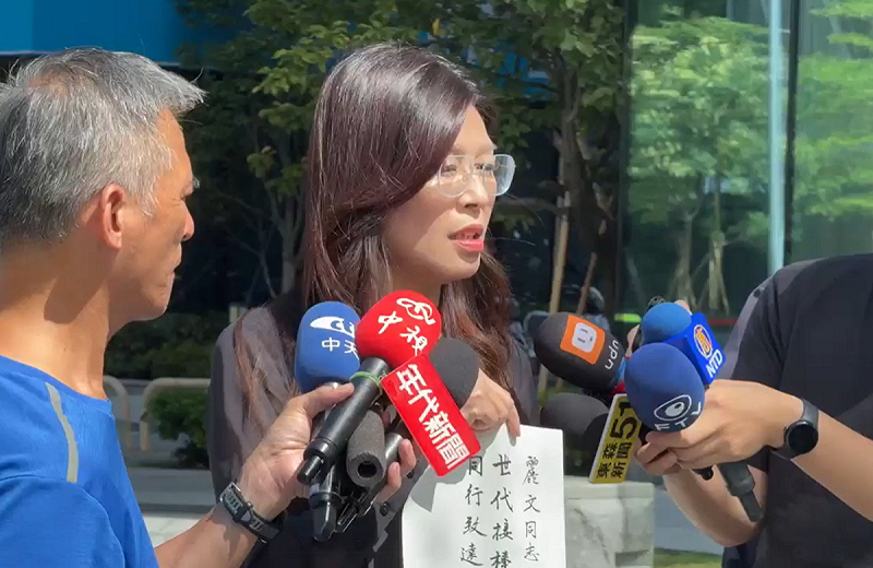 國民黨主席參選人鄭麗文今（17）天前往內湖拜訪前總統馬英九請益，結束拜會後，鄭麗文展現馬英九贈予的墨寶「麗文同志留念，世代接棒、同行致遠」鼓勵。   圖：擷自鄭麗文臉書粉專直播影片