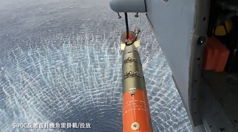 「海強操演」S-70C反潛直升機魚雷掛載與投放。 圖:總統府提供 「海強操演」S-70C反潛直升機魚雷掛載與投放。 圖:總統府提供