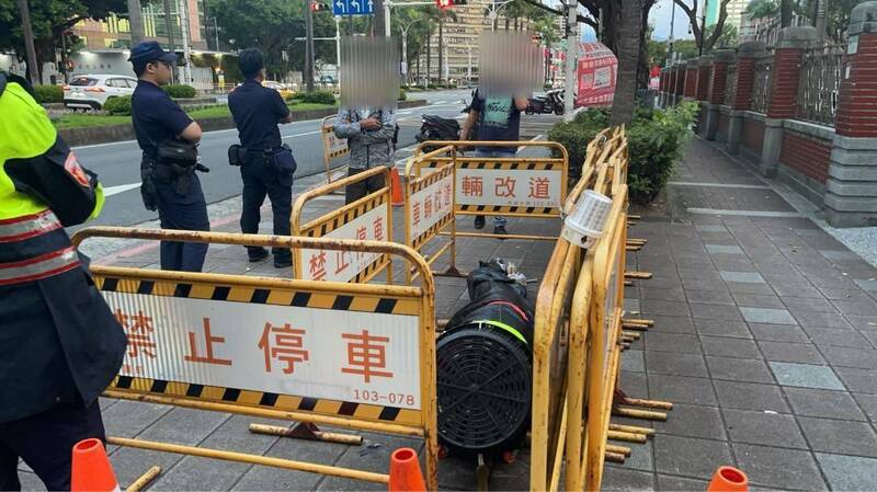 警方初判現場並無立即危險，遂以改道牌圍住鱷魚。   圖：翻攝畫面