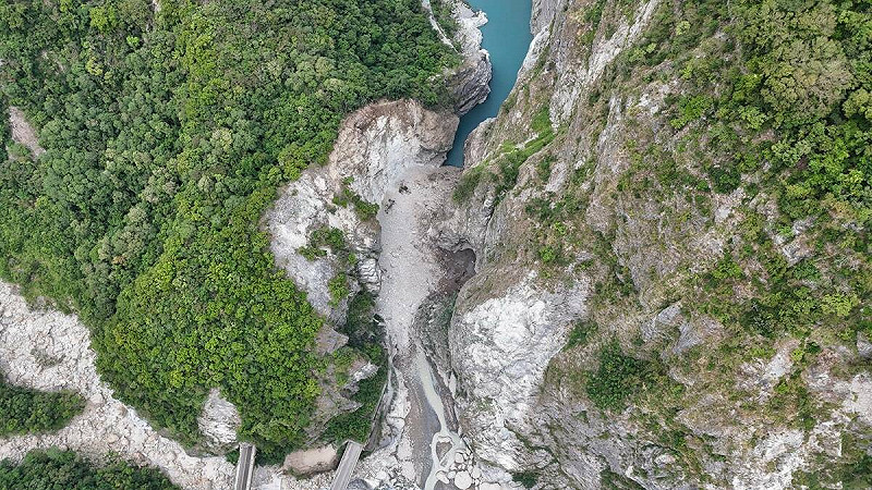 花蓮縣秀林鄉台8線靳珩隧道側邊坡坍方土石淤塞立霧溪峽谷造成堰塞湖。   圖：公路局東區養護工程分局/提供
