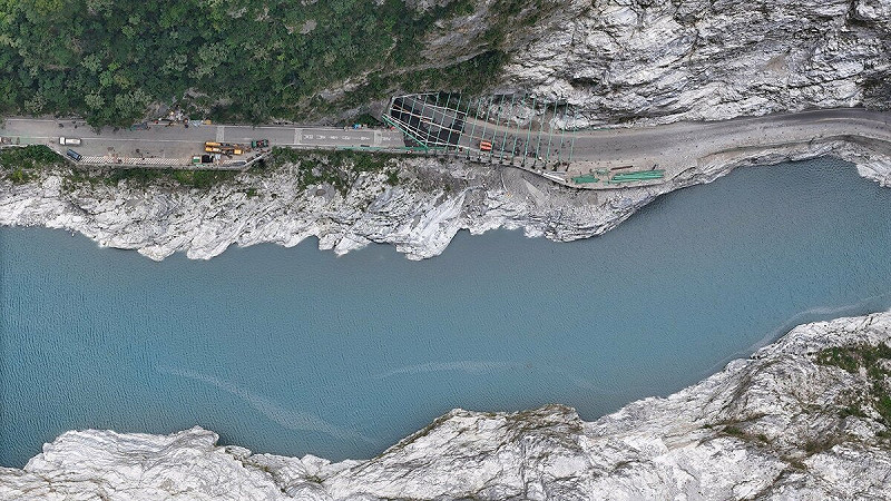 花蓮縣秀林鄉台8線靳珩隧道側邊坡坍方土石淤塞立霧溪峽谷造成堰塞湖,將視水位預警封閉天祥至太魯閣路段,請勿進入。 圖:公路局東區養護工程分局/提供