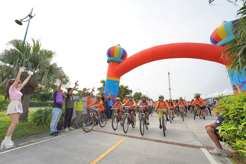 「2025 LIGHT ONE BIKE」單車旅遊活動於今(17)日大鵬灣濱灣碼頭登場，吸引大批民眾參與體驗。   圖：大鵬灣國家風景區管理處/提供