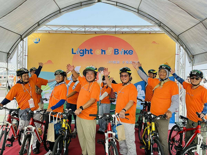 民眾參與「2025 LIGHT ONE BIKE」單車騎乘活動。 圖:大鵬灣國家風景區管理處/提供