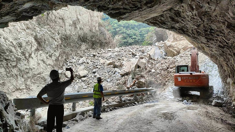 林業及自然保育署花蓮分署17日表示，太魯閣國家公園管理處布洛灣管理站接獲燕子口明隧道施工廠商回報，指步道約950公尺處立霧溪河段發生大規模崩塌，土石滑落後在河道形成天然壩體，堰塞湖有隨時溢滿潰決可能。（林業及自然保育署花蓮分署提供）中央社記者張祈傳真　114年10月17日   