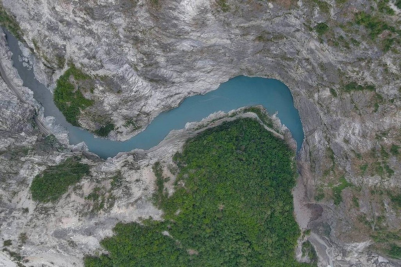 台8線中橫公路靳珩隧道西口因邊坡崩塌造成立霧溪河道阻塞形成堰塞湖，林業及自然保育署花蓮分署評估，有隨時溢滿潰決可能，已協請相關單位緊急疏散下游住戶及太魯閣國家公園園區遊客，公路局封閉天祥至太魯閣路段。（民眾提供）中央社記者張祈傳真　114年10月17日   