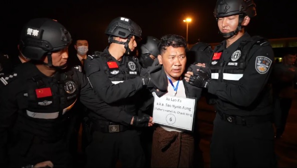 重慶市人民法院近期針對徐發啟在內的五名被告進行一審審理，追究其在緬北「徐發啟詐騙園區」實施的犯罪行為。圖為徐發啟於 2024 年 1 月被移交中國公安。   圖：翻攝自 中國新聞網